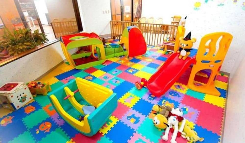 子供を遊ばせて
就寝の準備を / 1