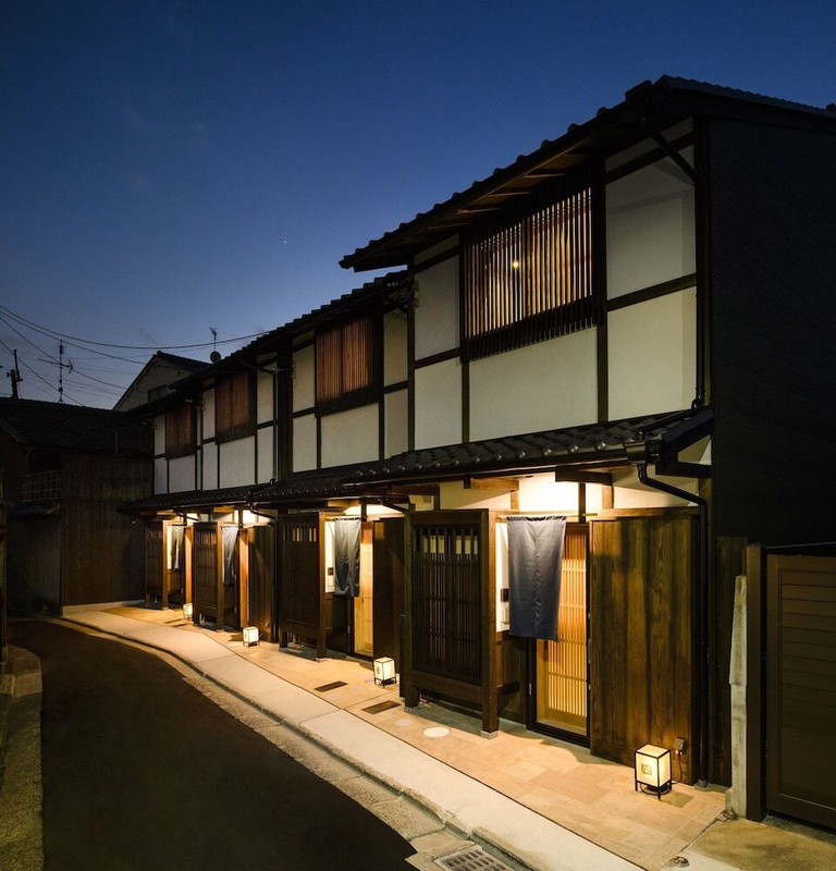 施設の正面 (日没後)