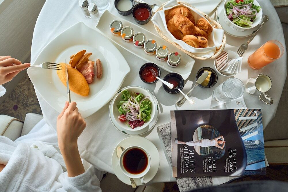 ラウンジでアフタヌーンティーを。海を眺めながら朝食を4244891