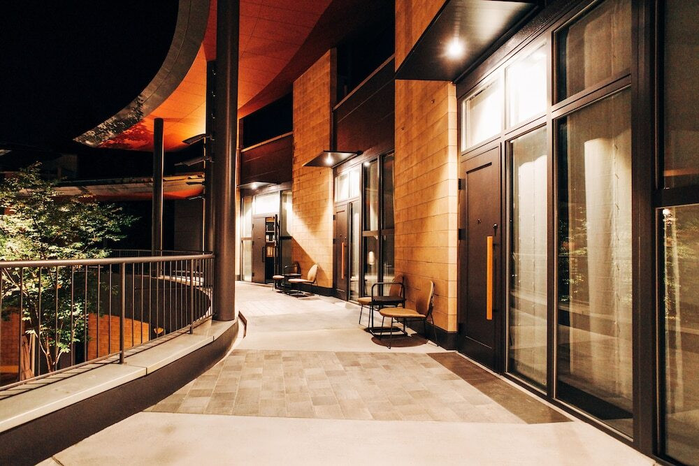 施設の正面 (日没後)