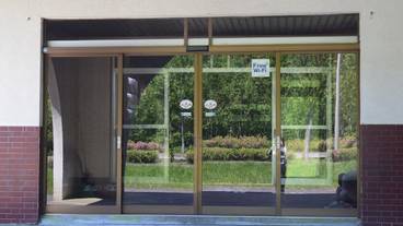 施設の入り口 / 4