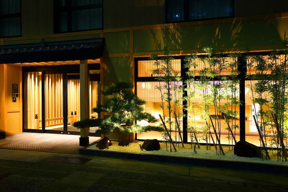 施設の正面 (日没後)
