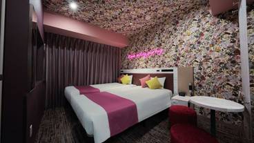 客室 / 8