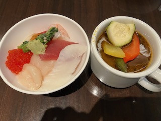 朝食の海鮮丼？スープカレーまあまあ、2800円は高い