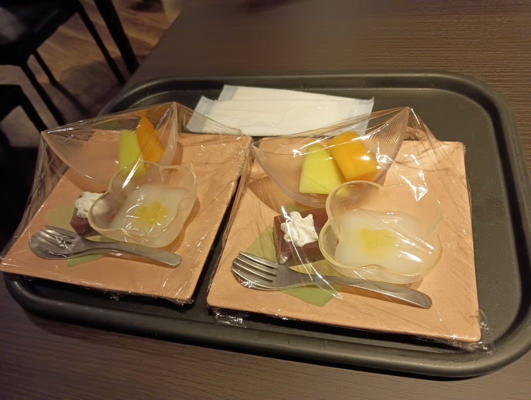 お腹いっぱいだったのでデザートはお部屋で。