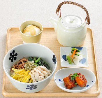 「だし茶漬けえん 成田空港店」料理 954953 全メニュー季節の小鉢2種とお漬物がセットです。