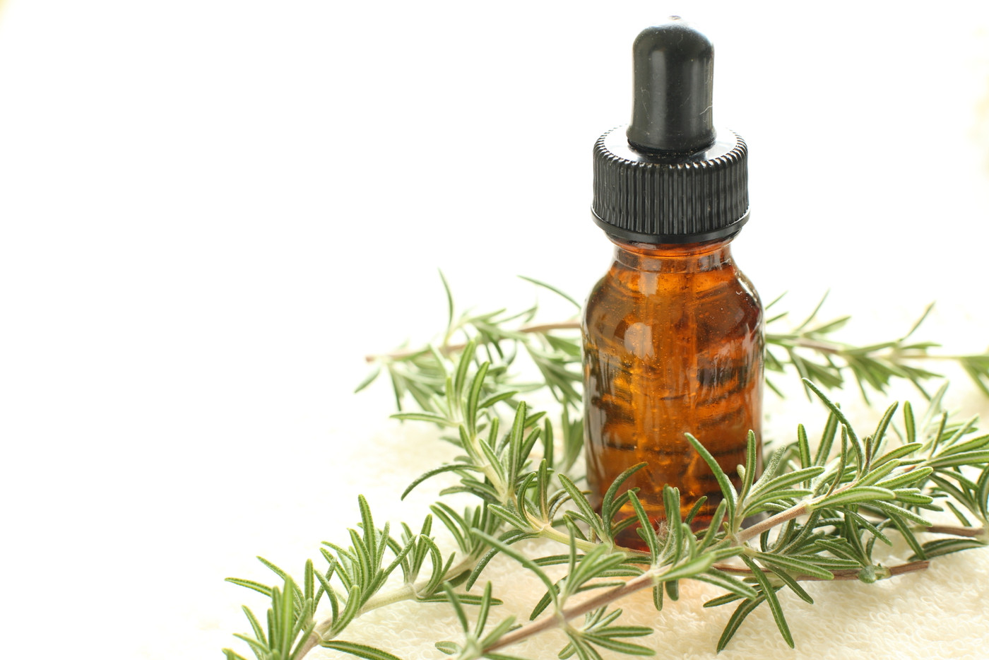 エッセンシャルオイルとバラのエステビューティーイメージ