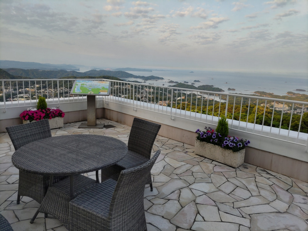 ホテル展望室からは西海橋と九十九島が一望