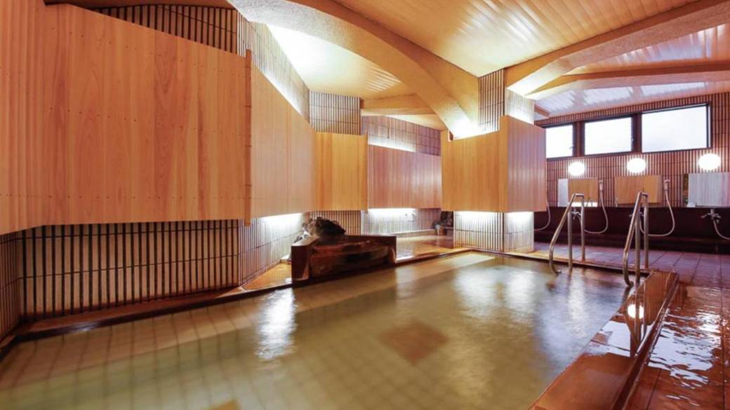 こんこんと湧く
源泉掛け流しの浴場へ / 1