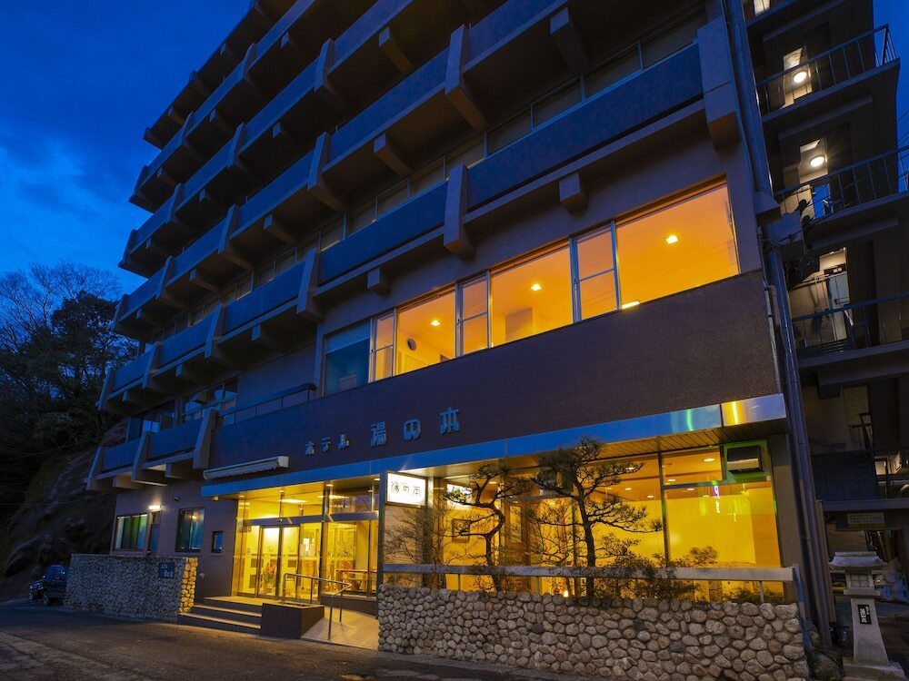 施設の正面 (日没後)