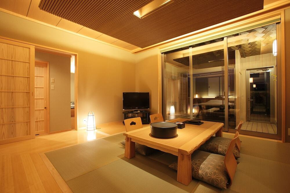 客室内のダイニングエリア