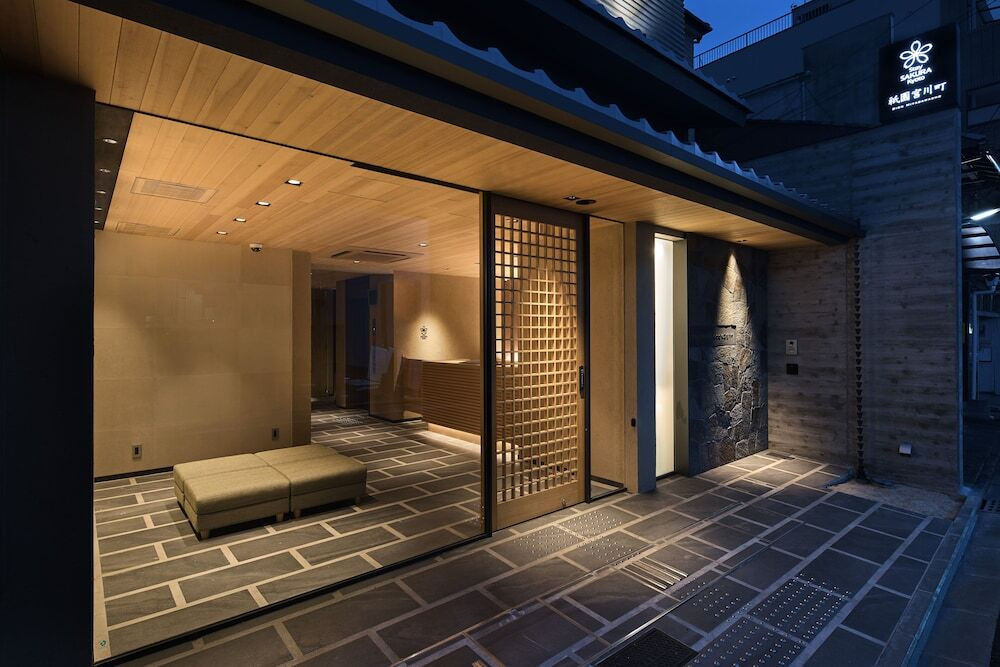 施設の正面 (日没後)