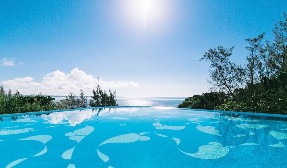 海が見えるプール / 1