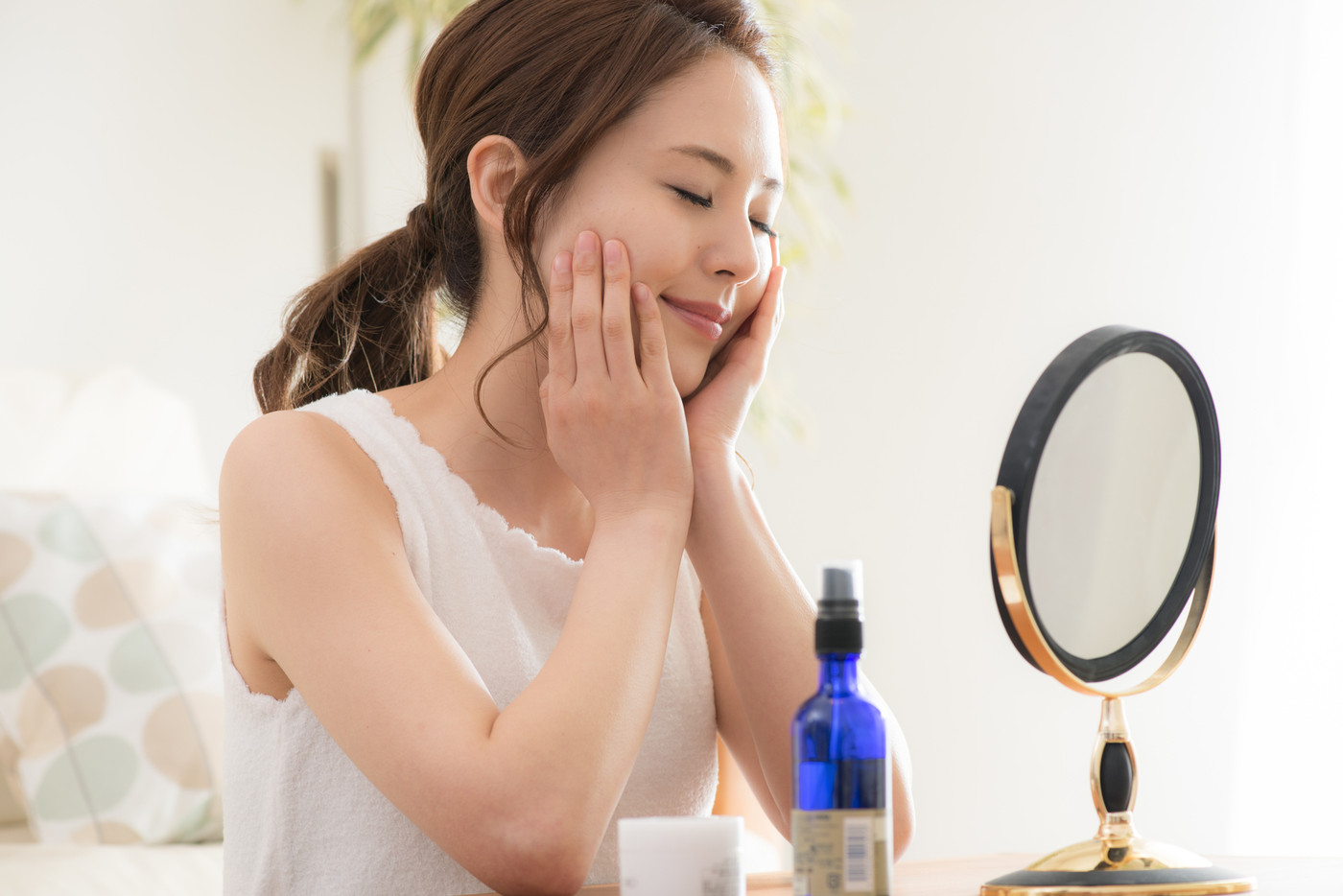 スキンケア　ビューティー　若い日本人女性