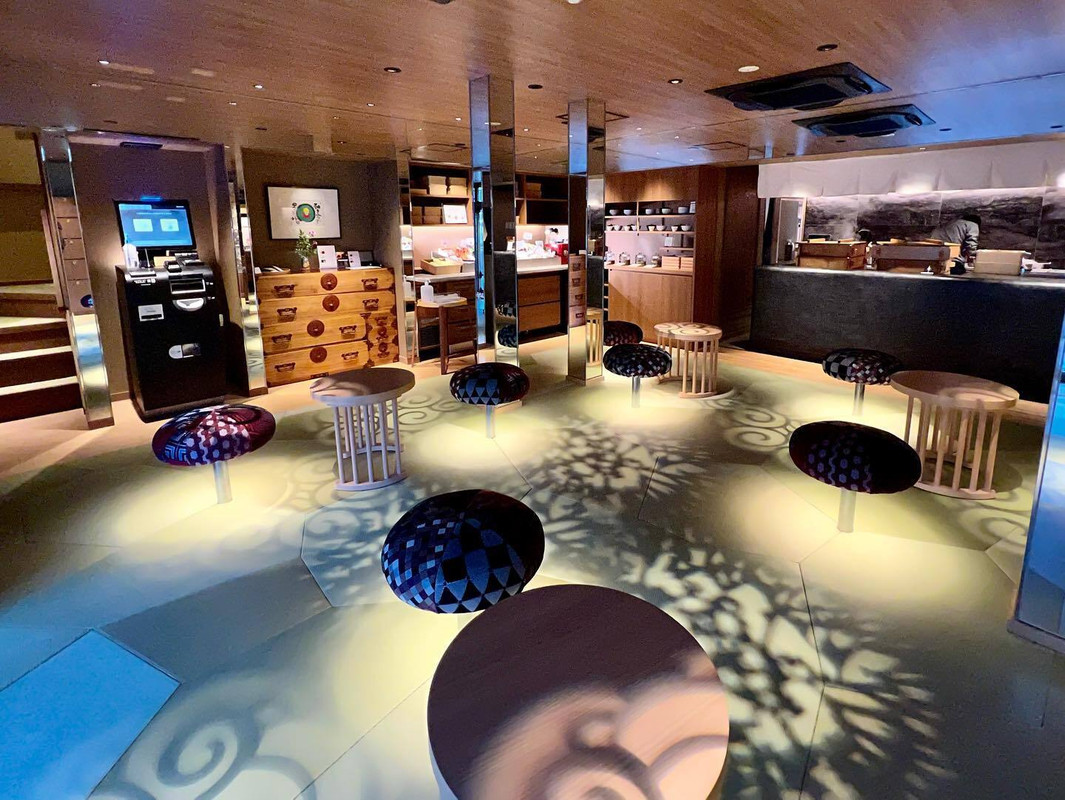 ホテルロビーは、キノコのようなチェアと華やかな照明が印象的。its_me_anlinaさんが宿泊した際は、ウェルカムスイーツで「本巣ヱ」のプリンを頂いたそう。 / 1