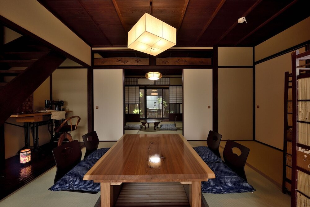 客室内のダイニングエリア