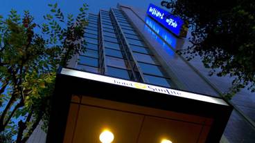 施設の正面 (日没後) / 2