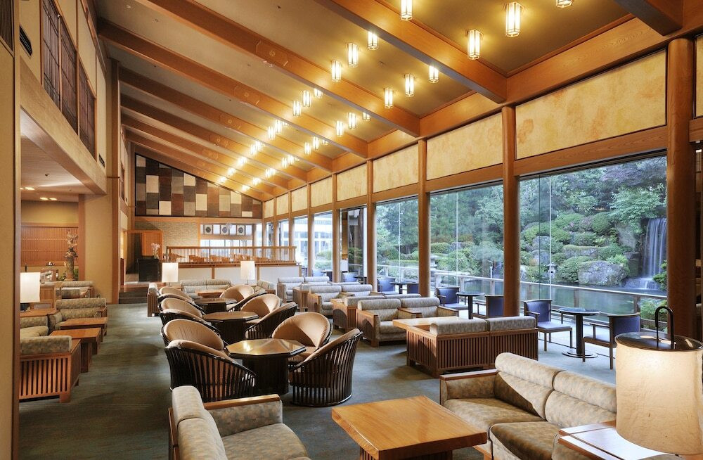 飛騨川ぞいに建つ全264室の大型旅館4266523