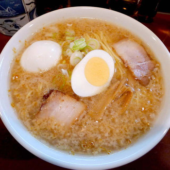 「こうや」料理 806648 醤油こってり玉子ラーメン（￥700）たっぷりとニンニクが使われたパワーラーメンでもある