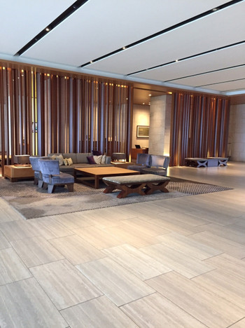 解放感ある広々とした空間のロビー3663405