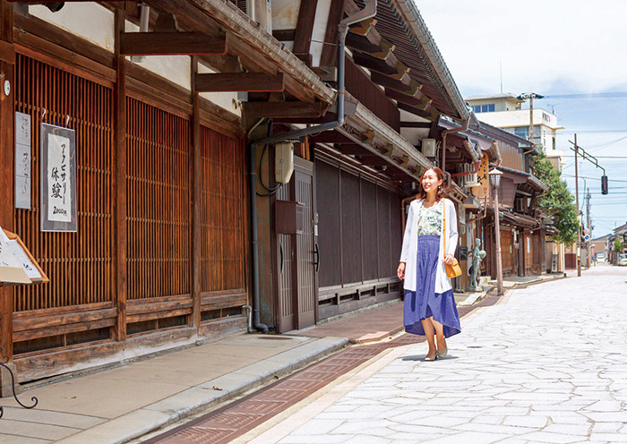 ノスタルジックな千本格子の家並み「金屋町(かなやまち)」2112231