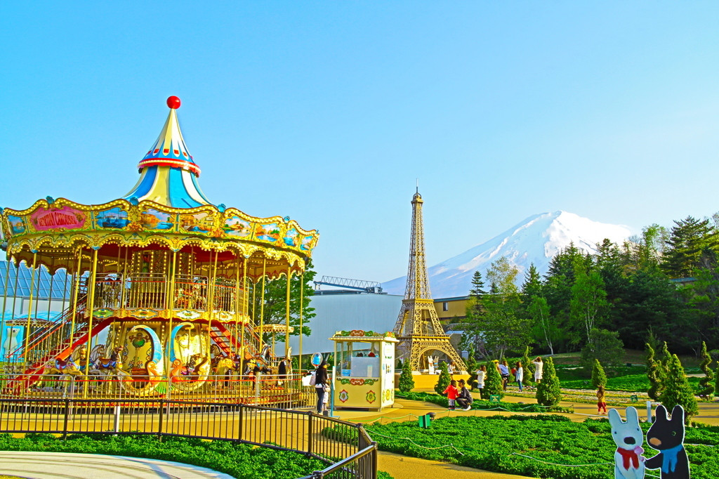 はじめてのぶどう狩りを楽しんでいる小学生の女の子