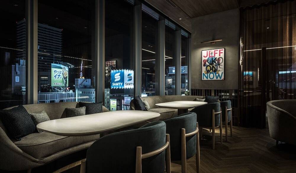 すすきのの街を一望するロビー / 5