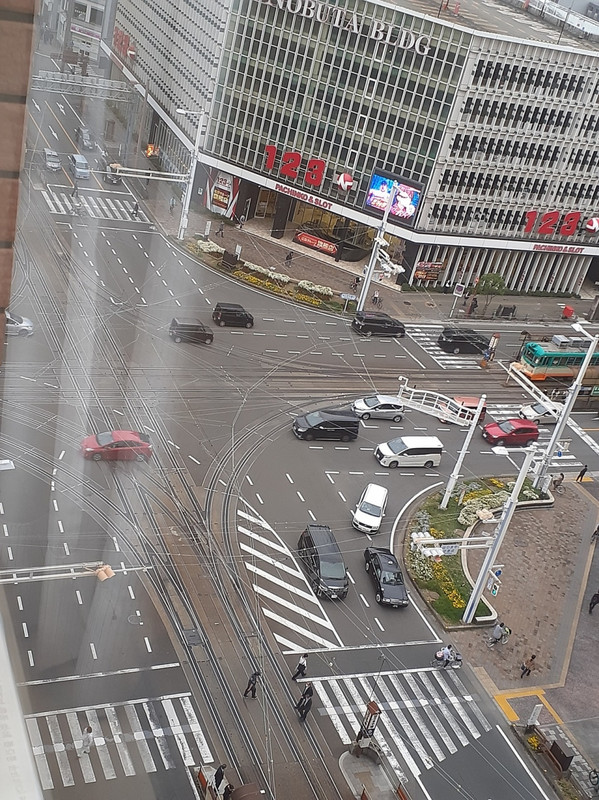 はりまや橋のダイヤモンドクロッシングが見えます