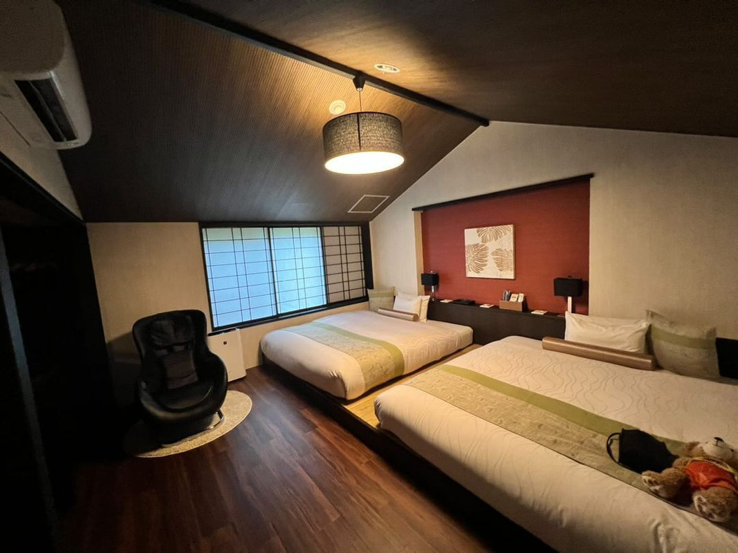 2階は160cm幅のクイーンダブルベットを備えた寝室。女優ミラー付きのドレッサーと、マッサージチェアがあるのも嬉しい / 2