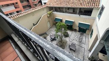 客室の窓から見下ろす中庭 / 6