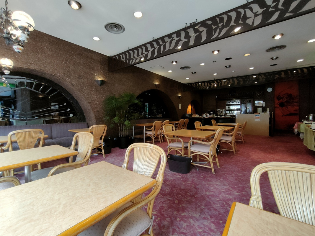 レストラン（朝食会場）さすが内装が重厚です。