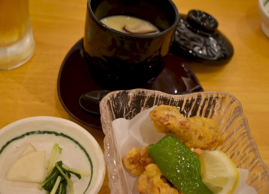 鯉の唐揚げと茶碗蒸し 料理の一部です。