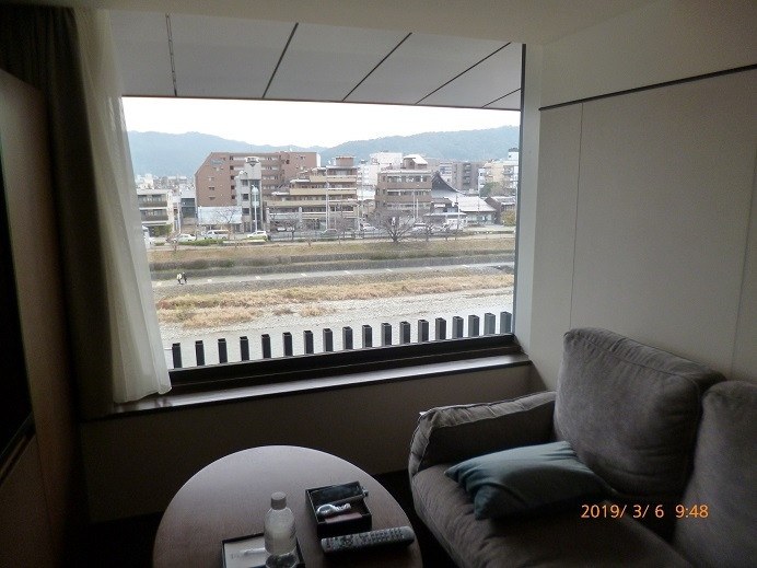部屋から見える鴨川と東山。