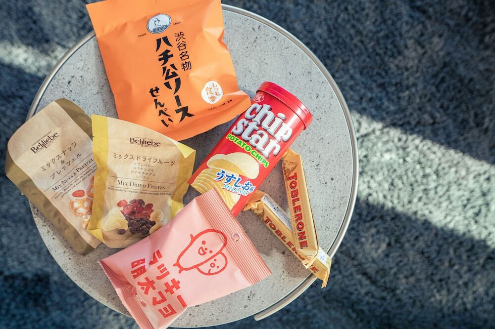 ミニバーにあるお菓子