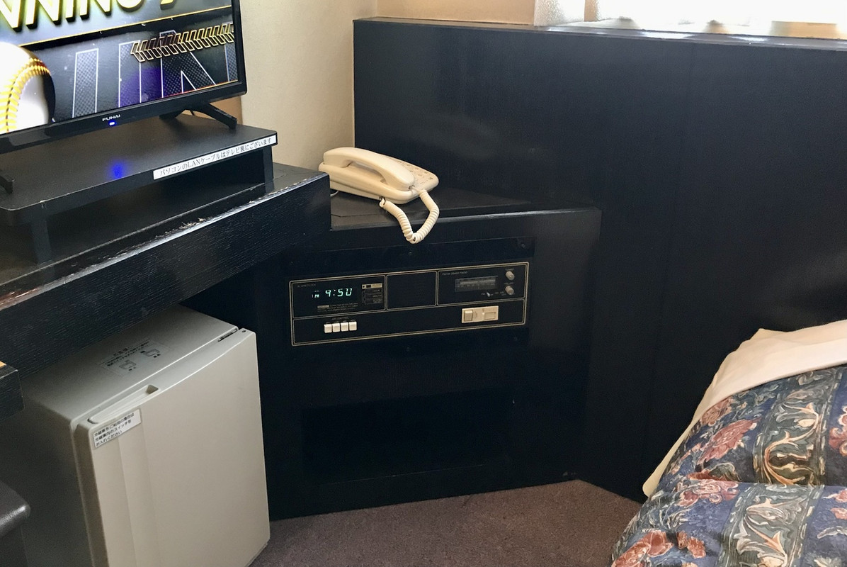 電話機がなければ荷物が置きやすいのに