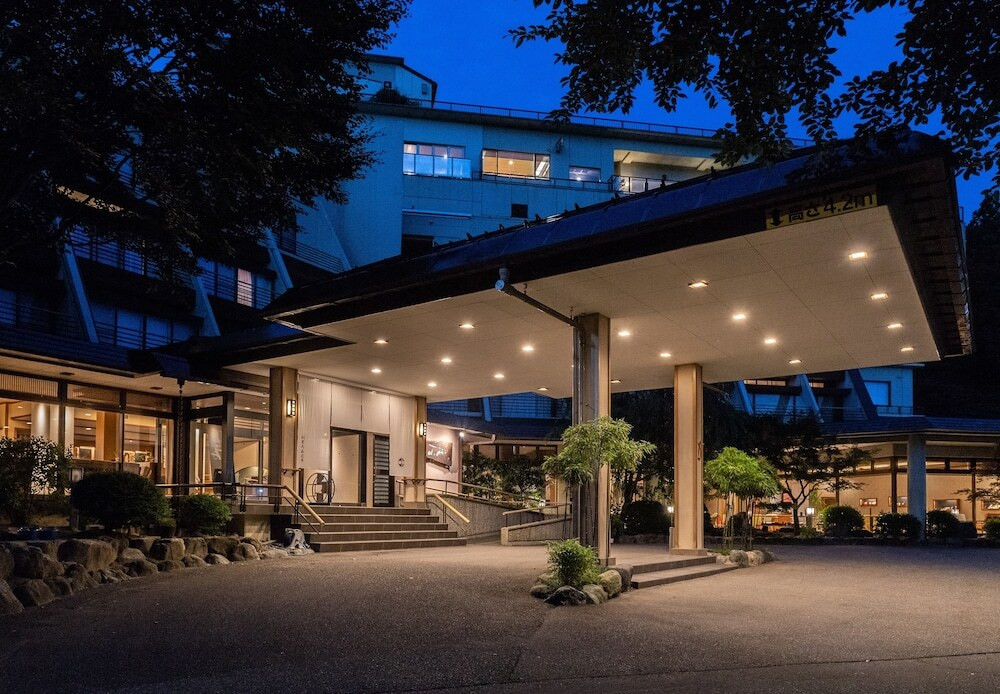 施設の正面 (日没後)