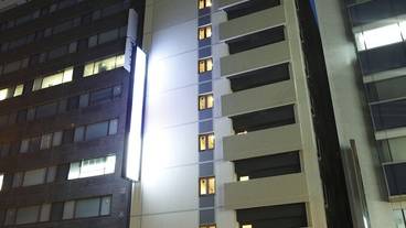 施設の正面 (日没後) / 3