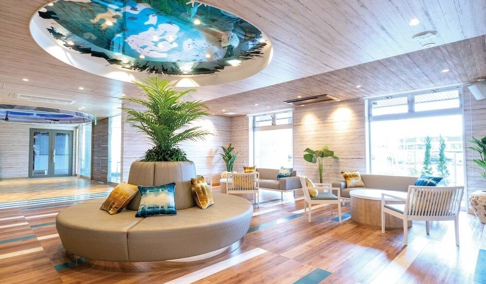 ロビー　天井アートもおしゃれ / 1