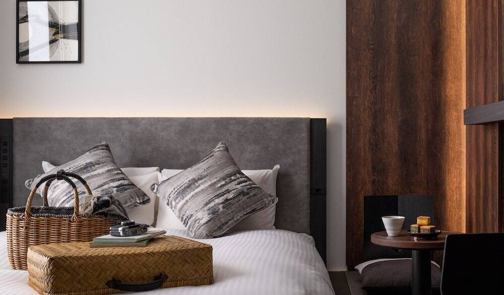 シックな部屋着に
身を包んで就寝 / 2