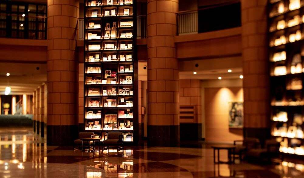 ロビーにある本棚は8mもの高さ / 2