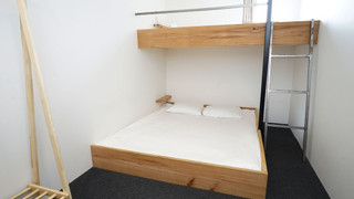 プライベート部屋　２段ベッド　下段キングベッド　上段シングル（２〜３名様用）