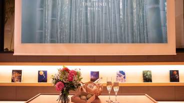 客室内　大画面のスクリーン / 14