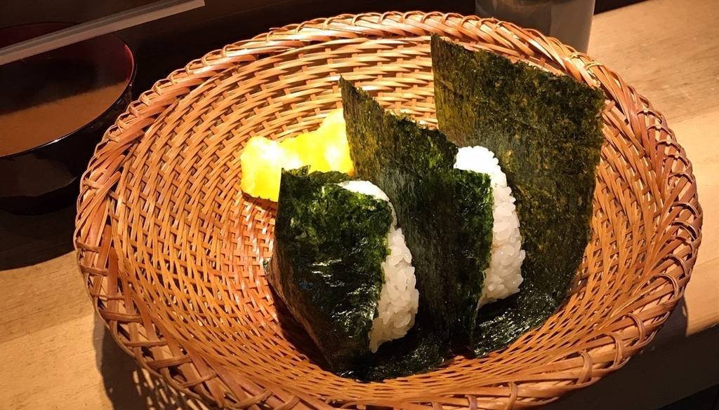寿司屋の雰囲気のなか
おにぎりランチを / 2