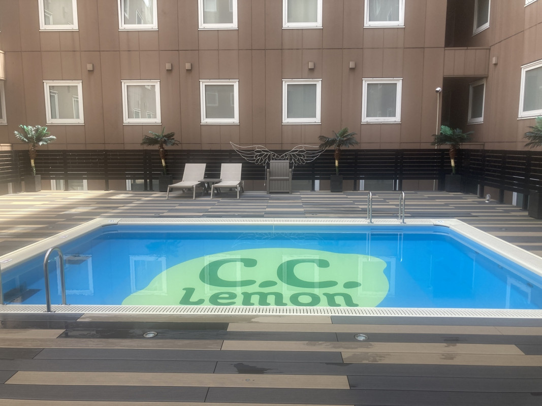 ホテル内プール