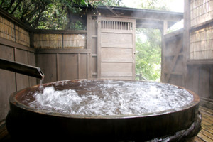 半露天の桶風呂は貸切利用OK