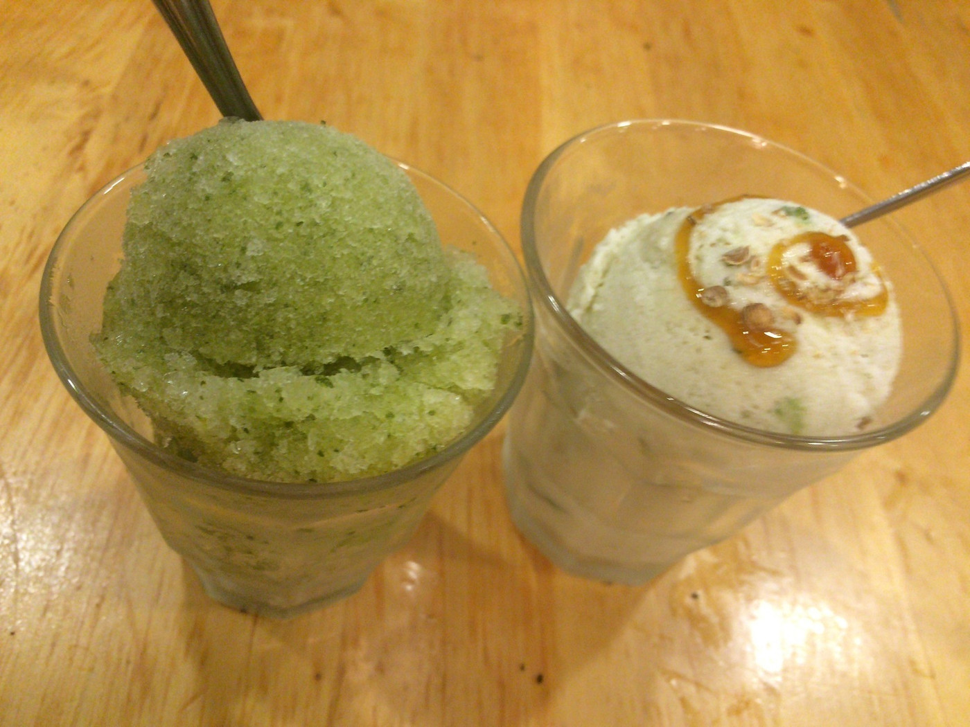 「パクチーハウス東京」料理 8156 左：パクチーシャーベット、右：パク塩のアイス(パク蜜がけ)