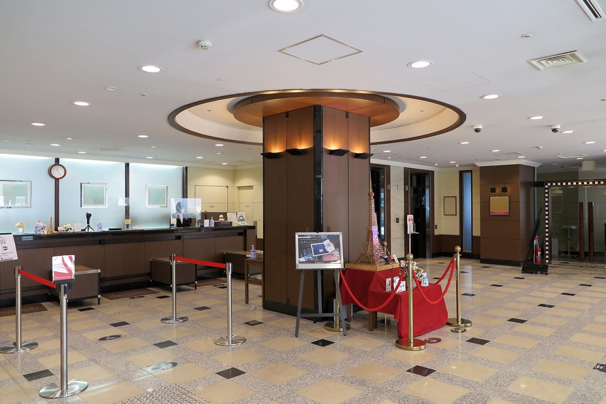 本館(新館)のメインロビー、フロントデスクには新聞