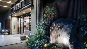 施設の正面 (日没後) / 2