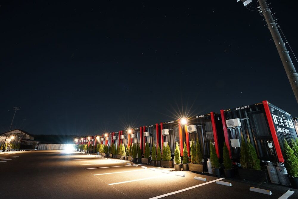 施設の正面 (日没後)