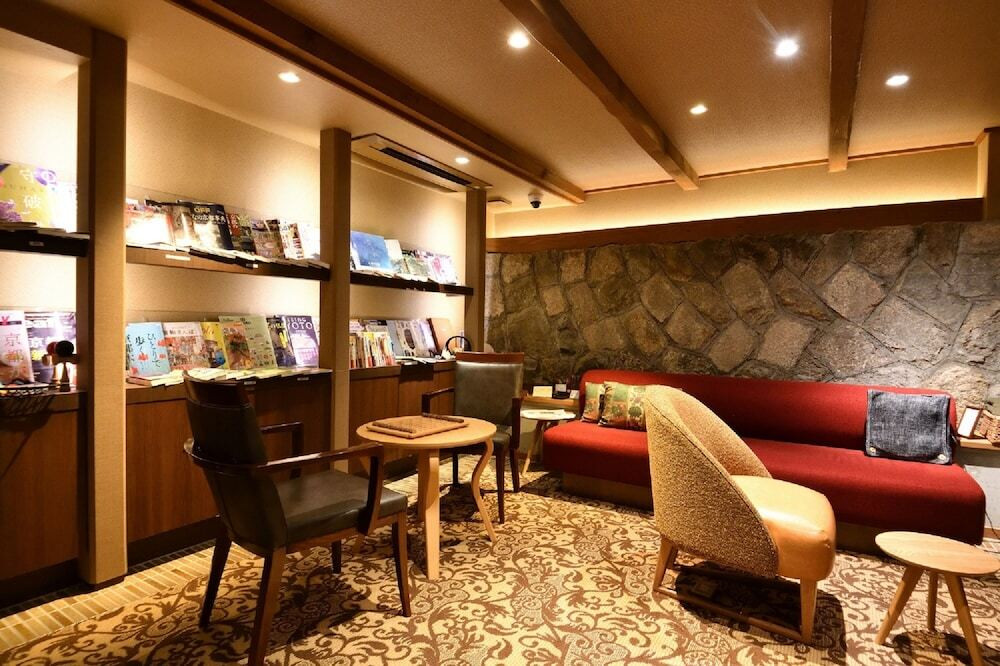 おしゃれなライブラリーラウンジでゆったり3496479